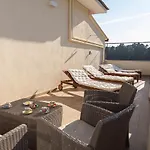 Colosseo Brightful Apartment With Rooftop